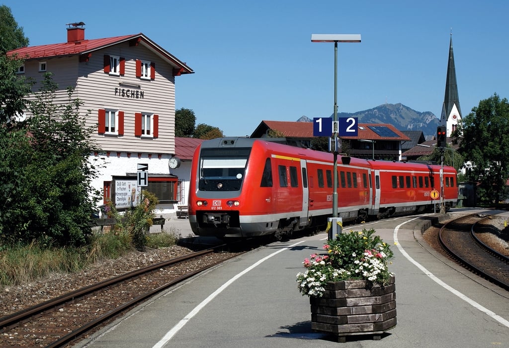 Regionalzug am Bahnhof Fischen im Allgäu