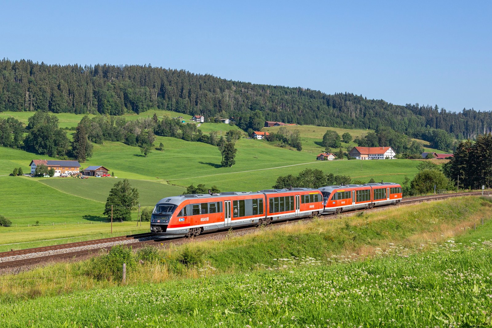 Regionalzug auf einer Bahnstrecke
