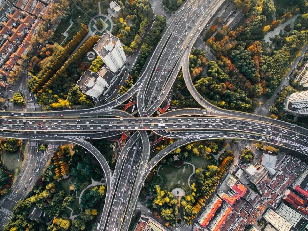 Breite Verkehrsverbindung durch eine grüne Landschaft