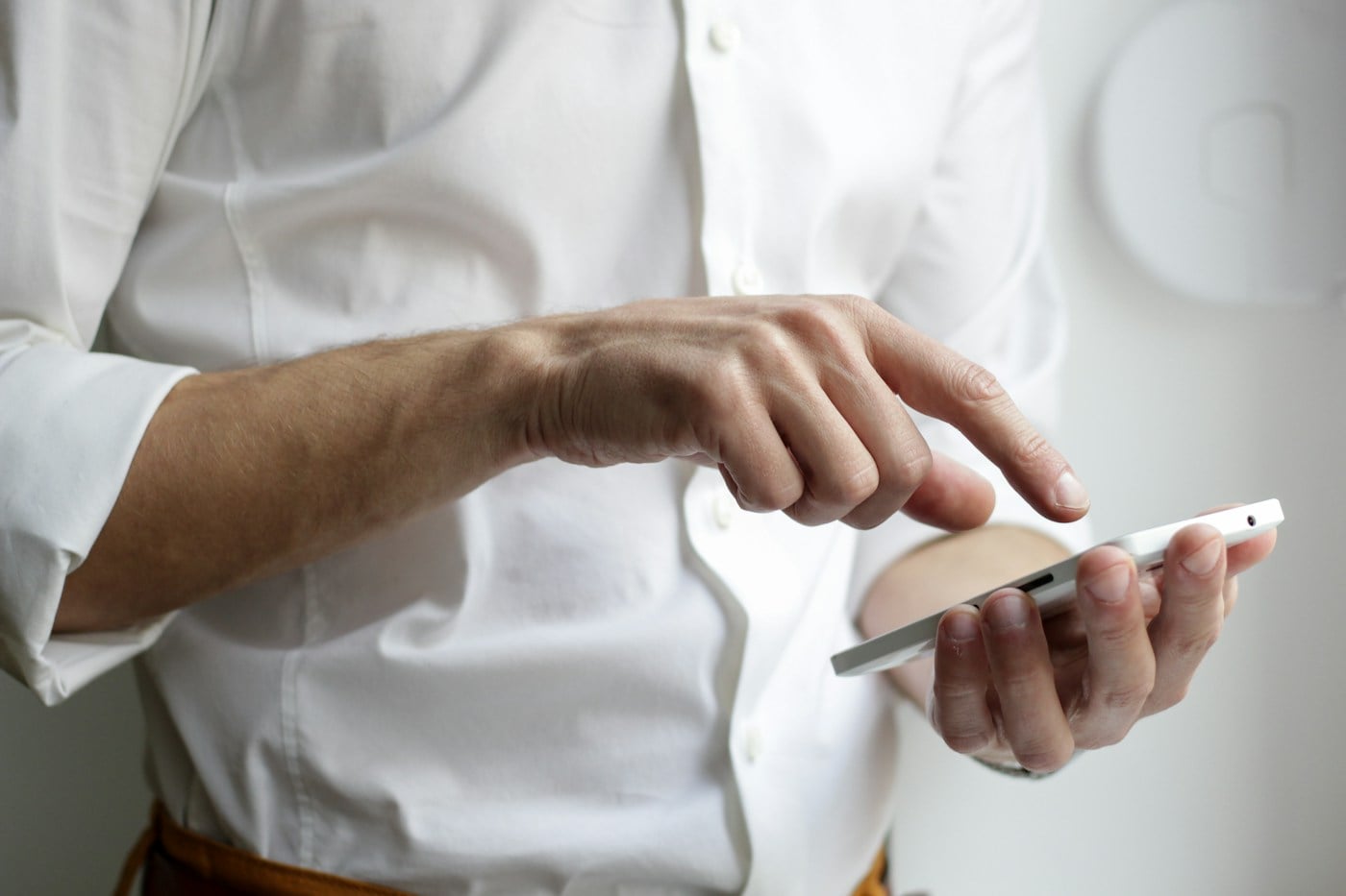 Smartphone wird unterwegs in der Hand gehalten