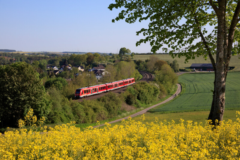 Zug der Voreifelbahn auf einer Regionalstrecke