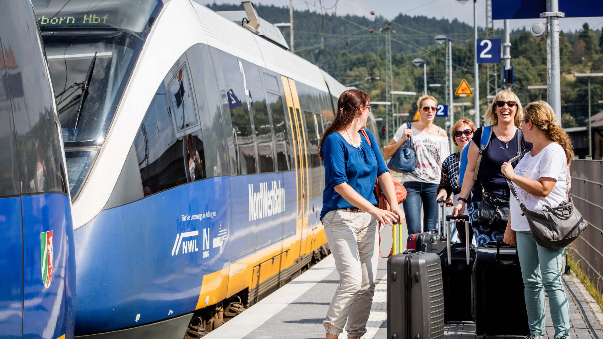 Fahrgäste in einem Regionalzug