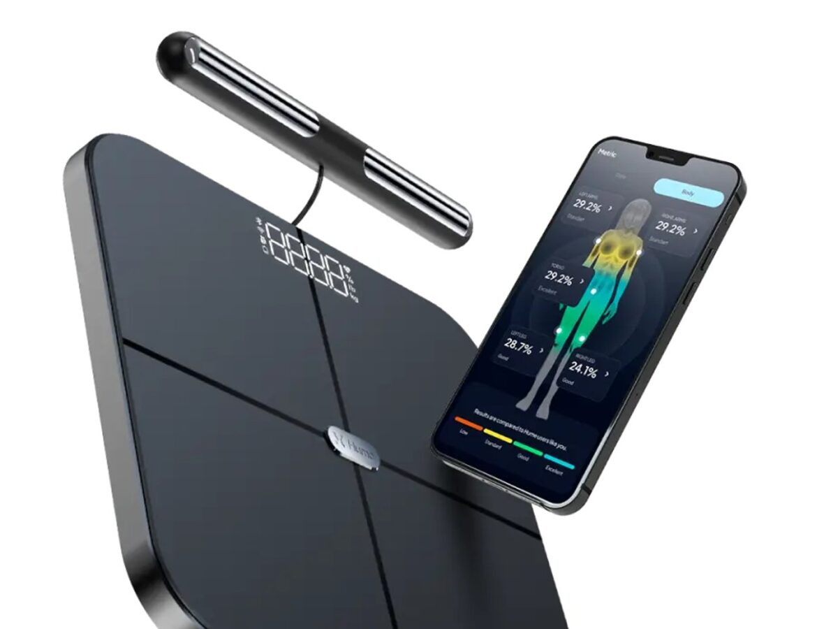 Schwarze Hume Körperanalyse-Waage mit Smartphone und Handgriff