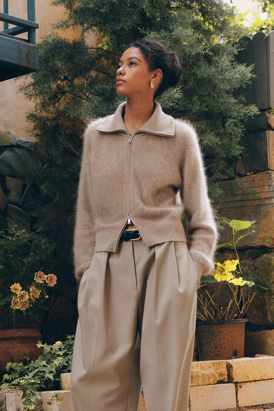Lilysilk Pullover und Cardigans in einer Modeszene