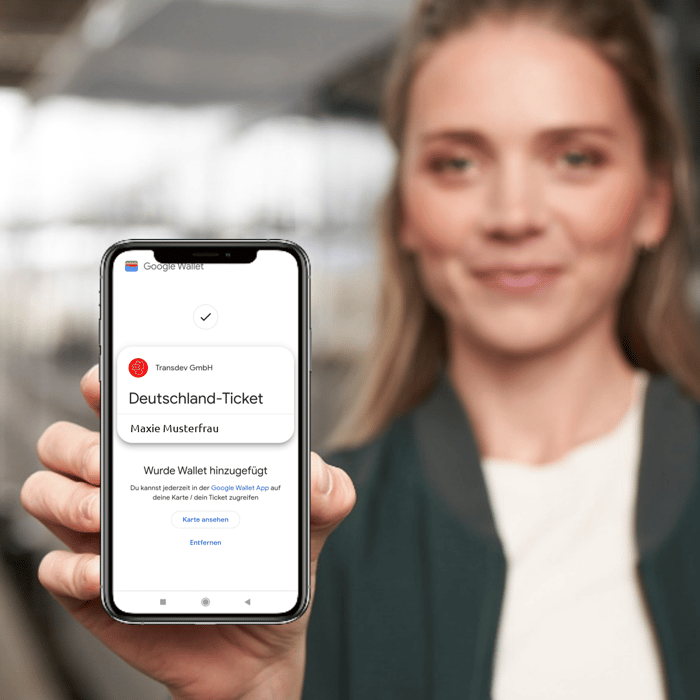 Smartphone mit digitalem Ticket in einer Wallet