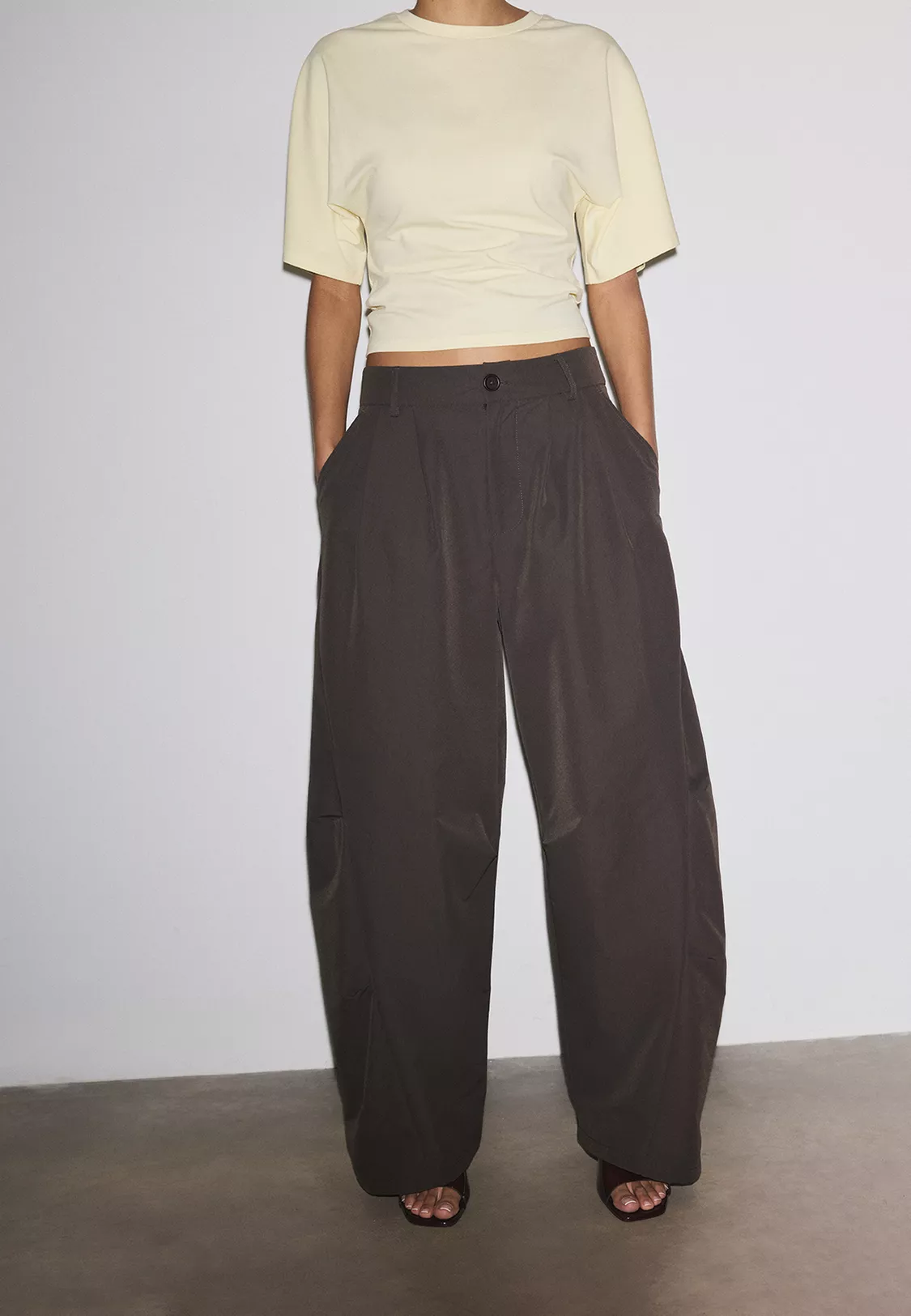 Schwarze Barrel-Hose in einem gestylten Outfit