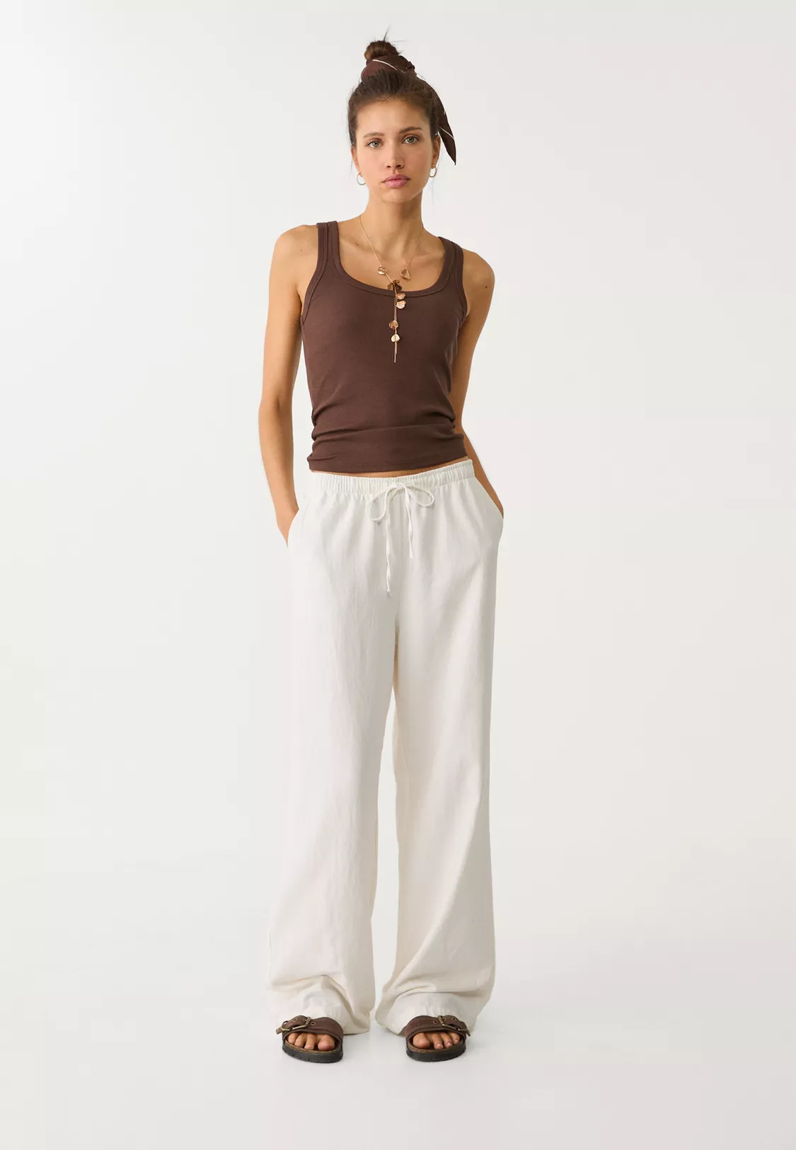 Gerade geschnittene helle Hose mit elastischem Bund