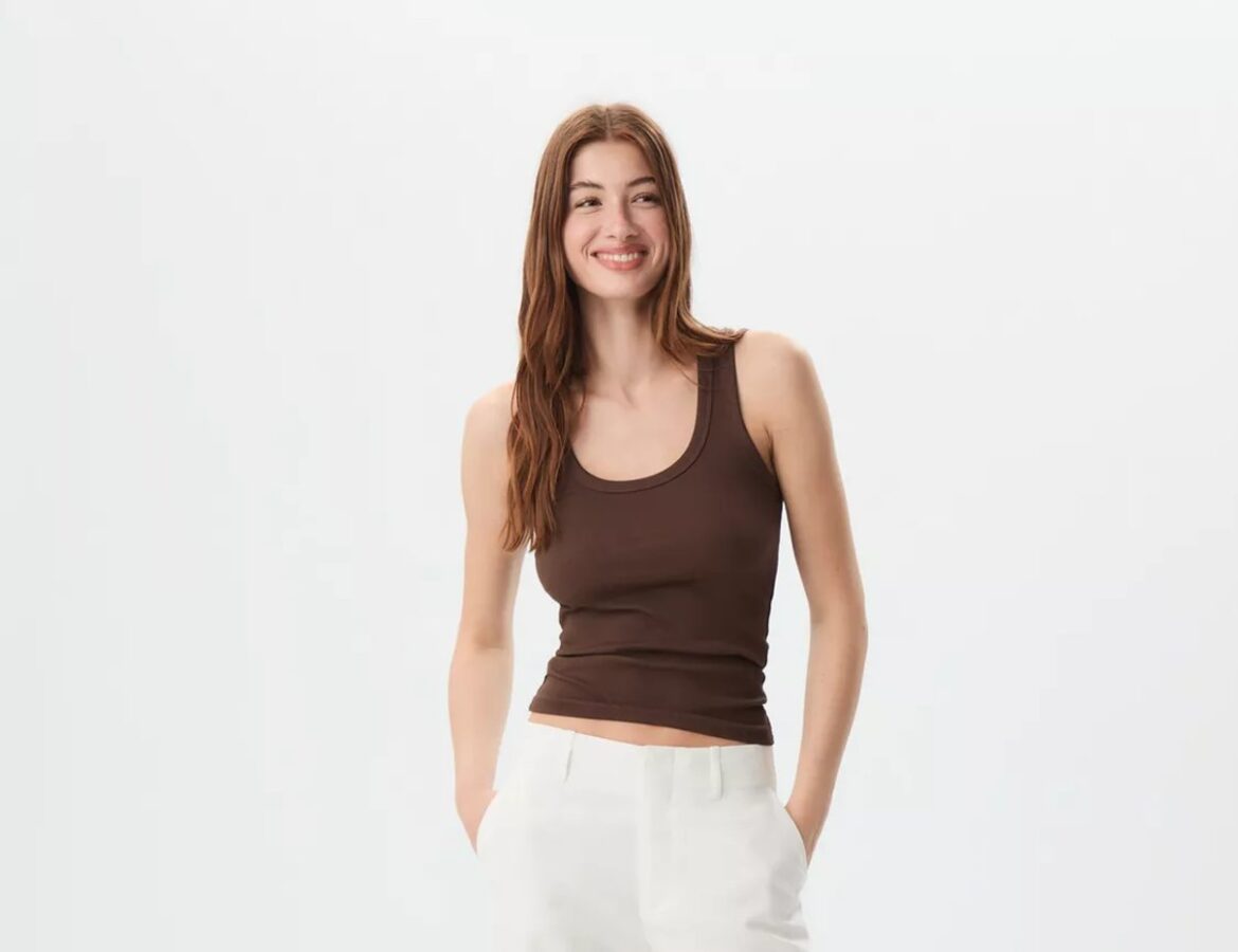 Model trägt eine helle fließende Hose mit Leinenoptik