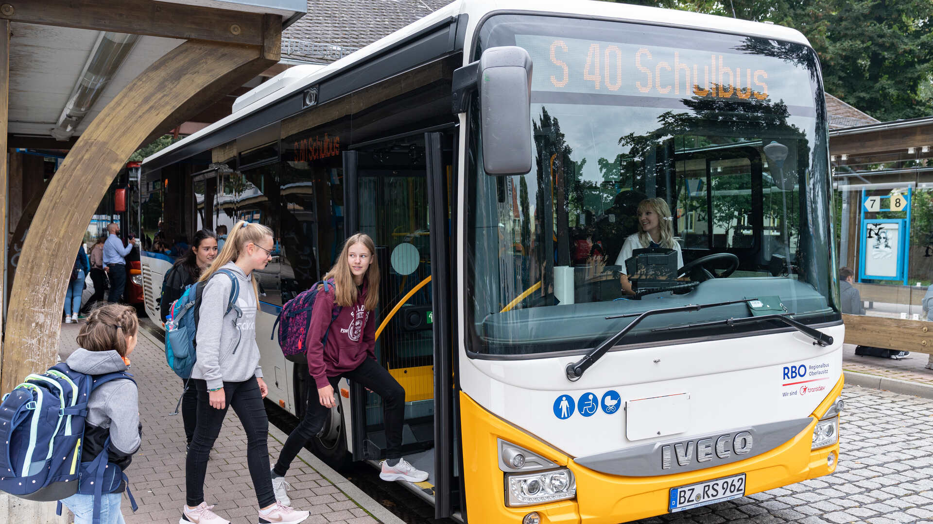 Studierende steigen in einen Bus ein