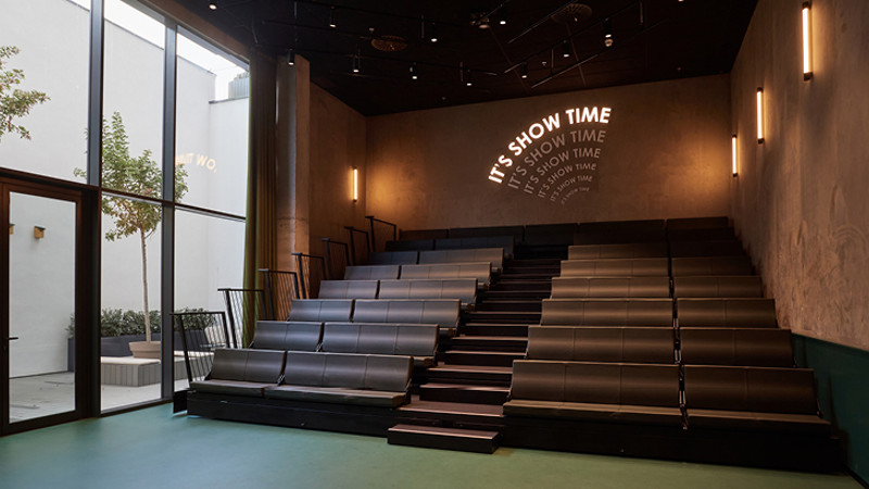 Espacio para eventos con gradas y zona de presentación