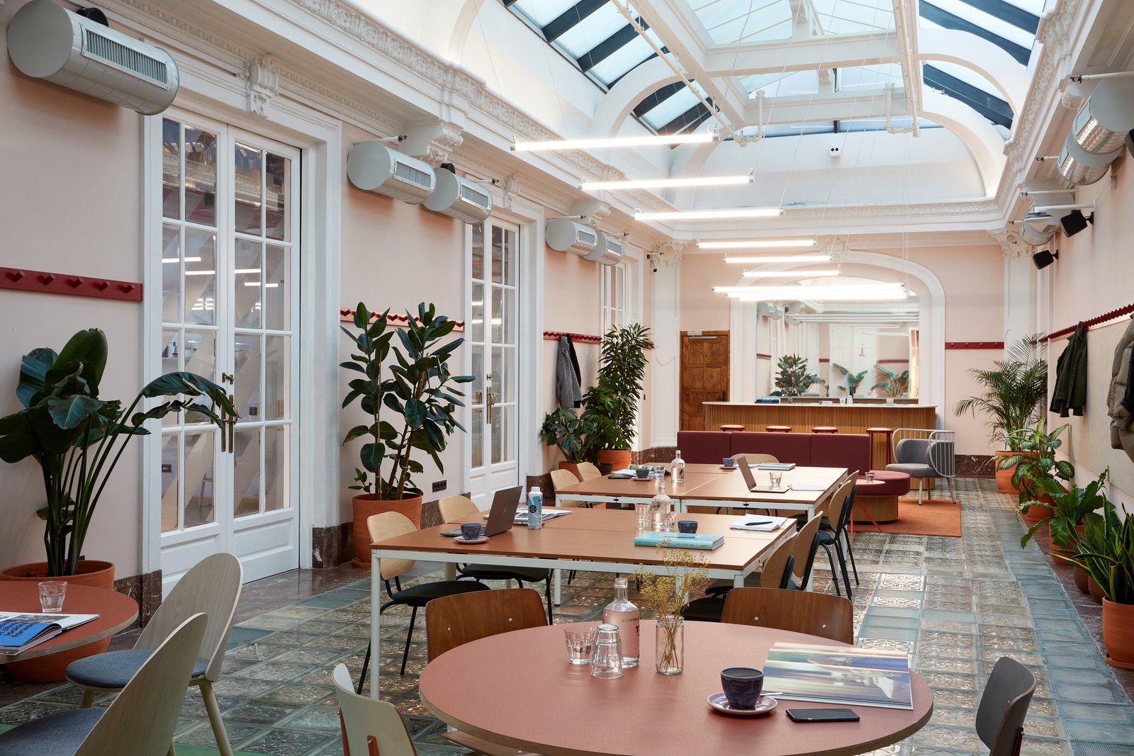 Espacio de coworking con mesas en The Social Hub Madrid