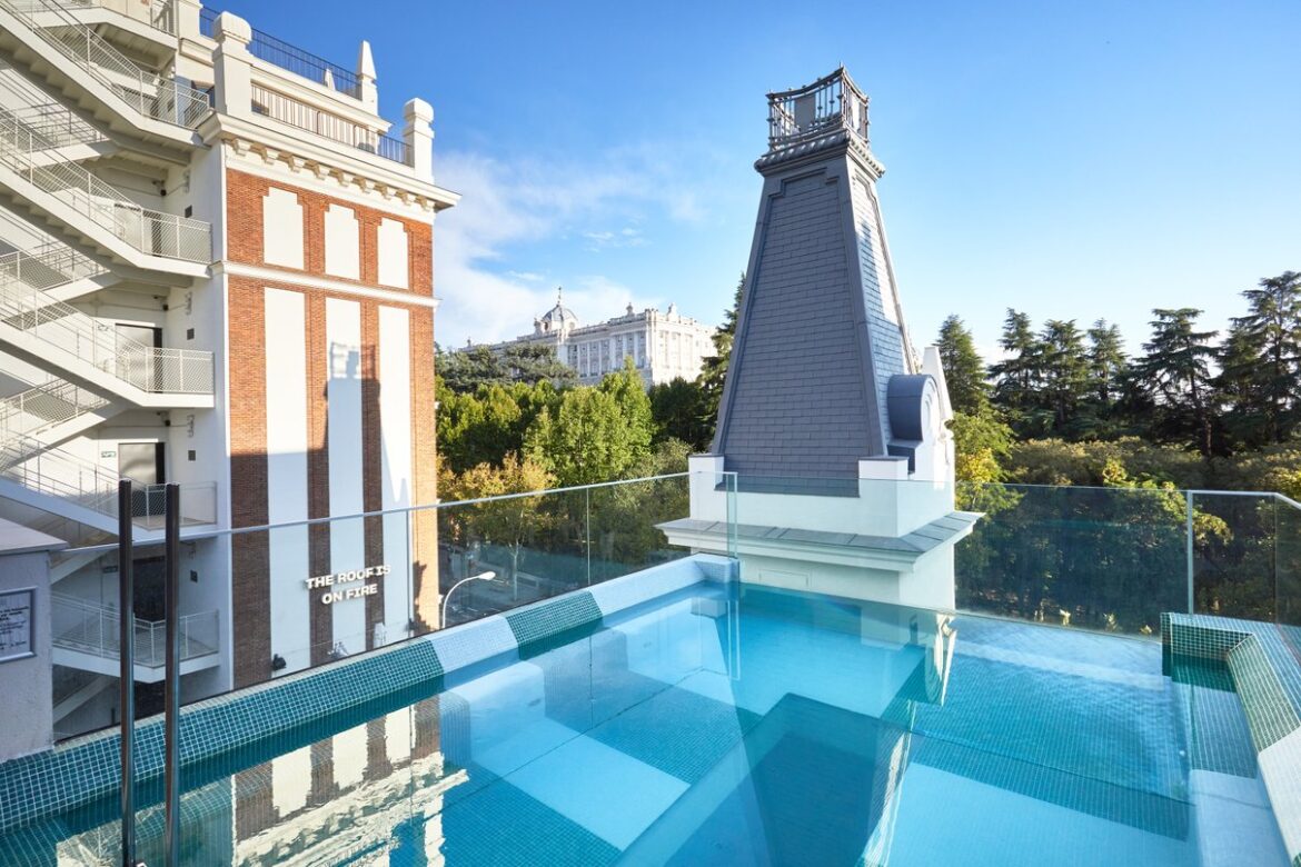 Piscina exterior en la azotea de The Social Hub Madrid