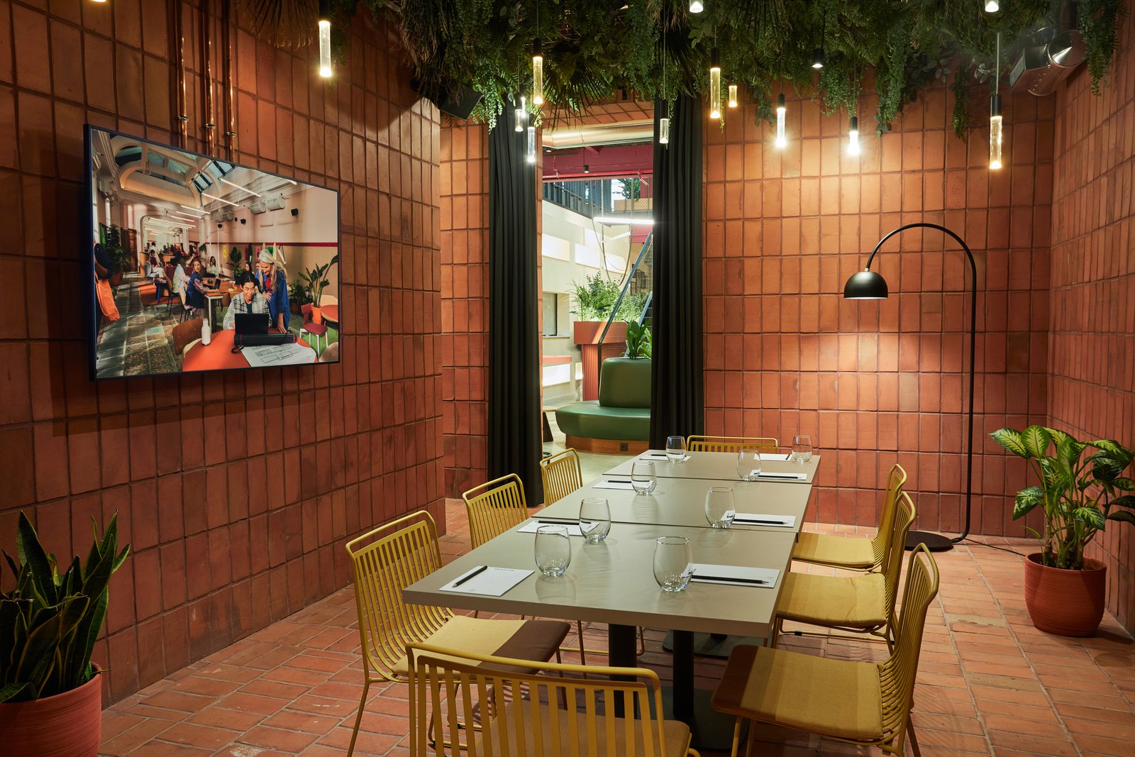 Sala de reuniones con paredes terracota en The Social Hub Madrid
