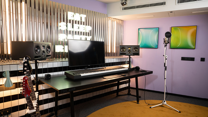 Estudio multimedia con micrófono y equipo de grabación