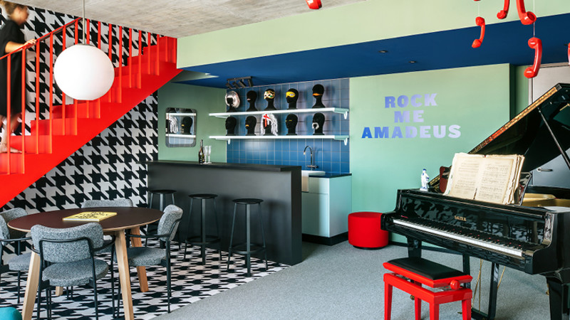 Sala especial con piano, barra y diseño colorido